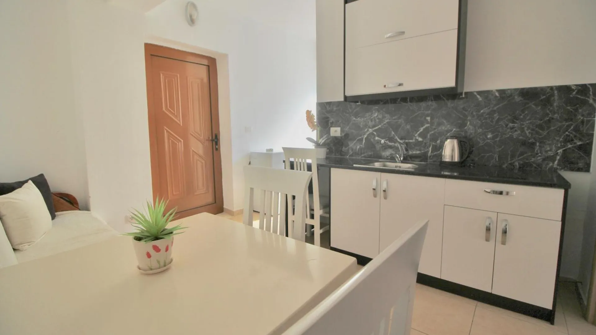 Ar Apartments Saranda 0*,